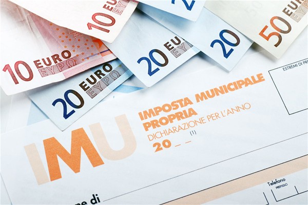 dichiarazione relativa all'imposta municipale propria e banconote sparse