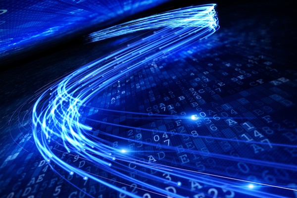 fasci di luce alta velocità azzurri su sfondo blu con numeri e lettere